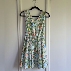 Pastel Floral Sleeveless Dress with Backless Design